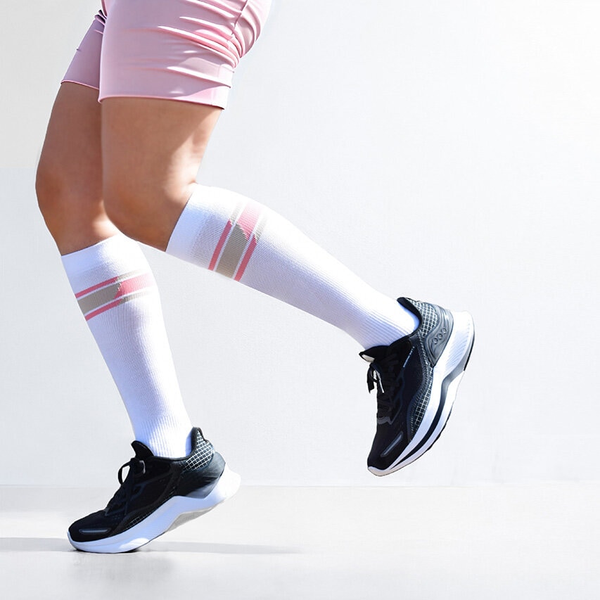 https://www.minfot.dk/pub_docs/files/sportstrumpor-lyocell-beige-rosa.jpg