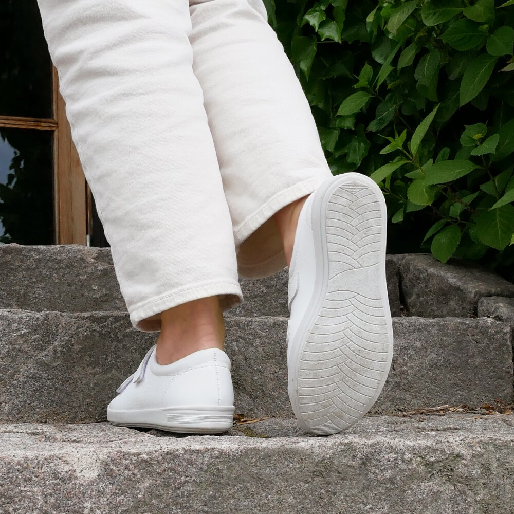 Minfot-Aveny-Skinn-Sneaker-med-Kardborreband-Helvita-låg-hälkappa.jpg