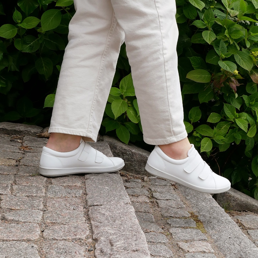 Minfot-Aveny-Skinn-Sneaker-med-Kardborreband-Vit-greppande-yttersula.jpg