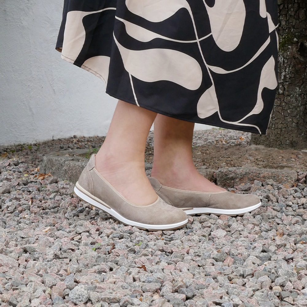 Minfot-Ballerinaskor-Joyce-Stretch-Nubuck-Stone-formad-fotbädd-stöd-hålfoten-fotvalvet.jpg