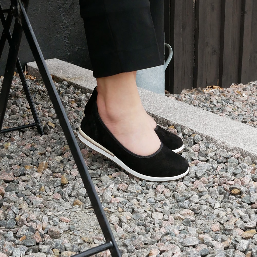 Minfot-Ballerinaskor-Joyce-Stretch-Nubuck-Svart-greppvänlig-gummisula.jpg