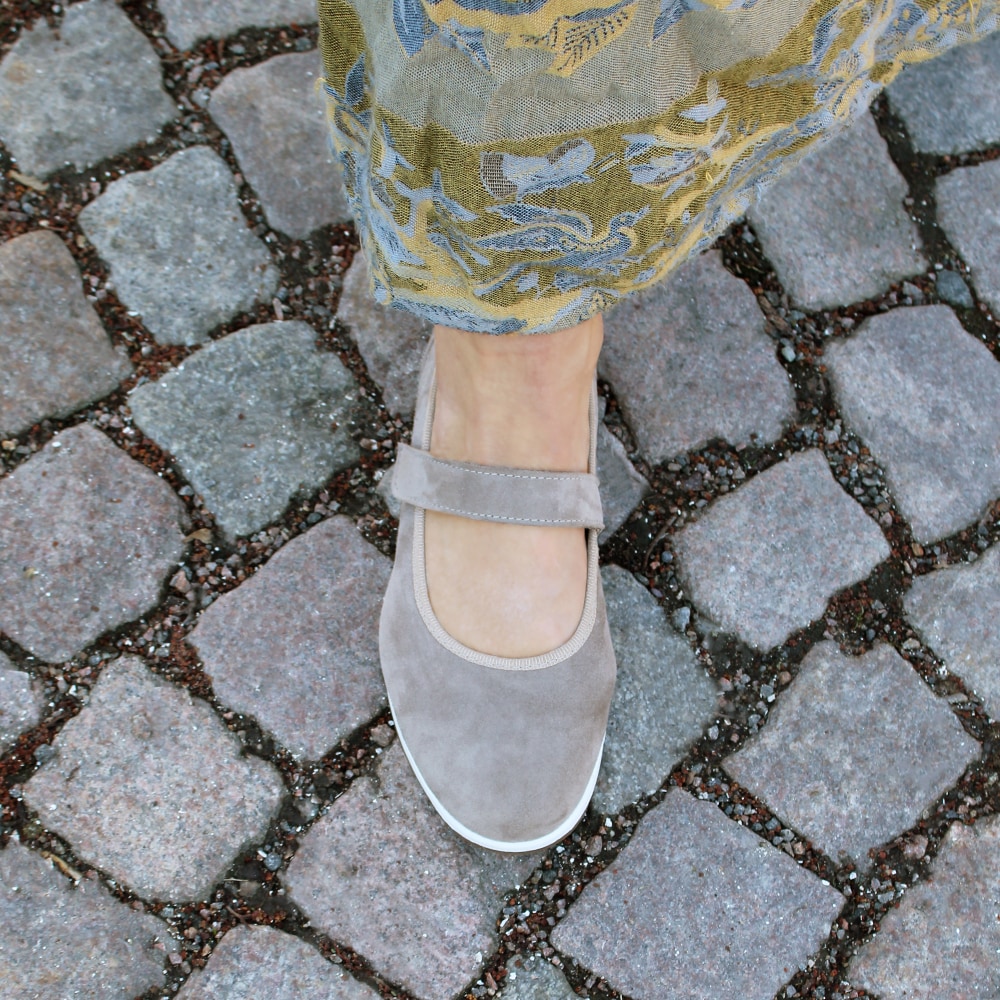Minfot-Ballerinaskor-med-rem-Joyce-Stretch-Nubuck-Stone-damskor-anatomisk-fotbädd.jpg