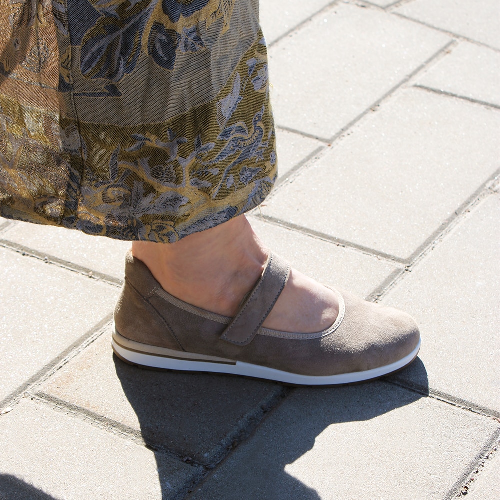 Minfot-Ballerinaskor-med-rem-Joyce-Stretch-Nubuck-Stone-hallux-valgus.jpg