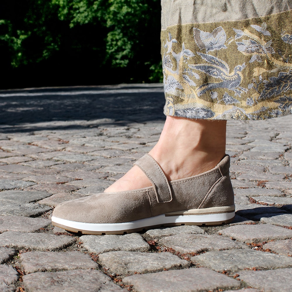 Minfot-Ballerinaskor-med-rem-Joyce-Stretch-Nubuck-Stone-hammartå-kardborrerem.jpg