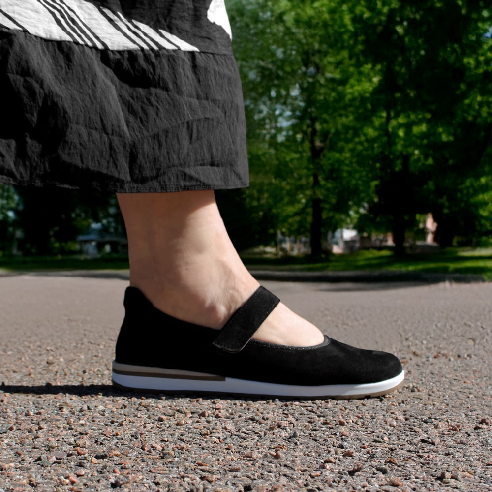 Minfot-Ballerinaskor-med-rem-Joyce-Stretch-Nubuck-Svart-kardborrerem-hammartå.jpg