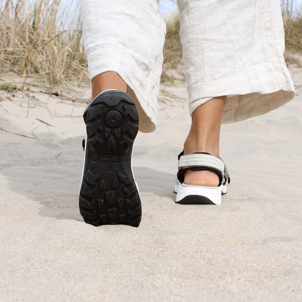Minfot-Damsandaler-Sandhamn-Nubuck-Offwhite-Black-kardborreremmar-justerbar-passform.jpg