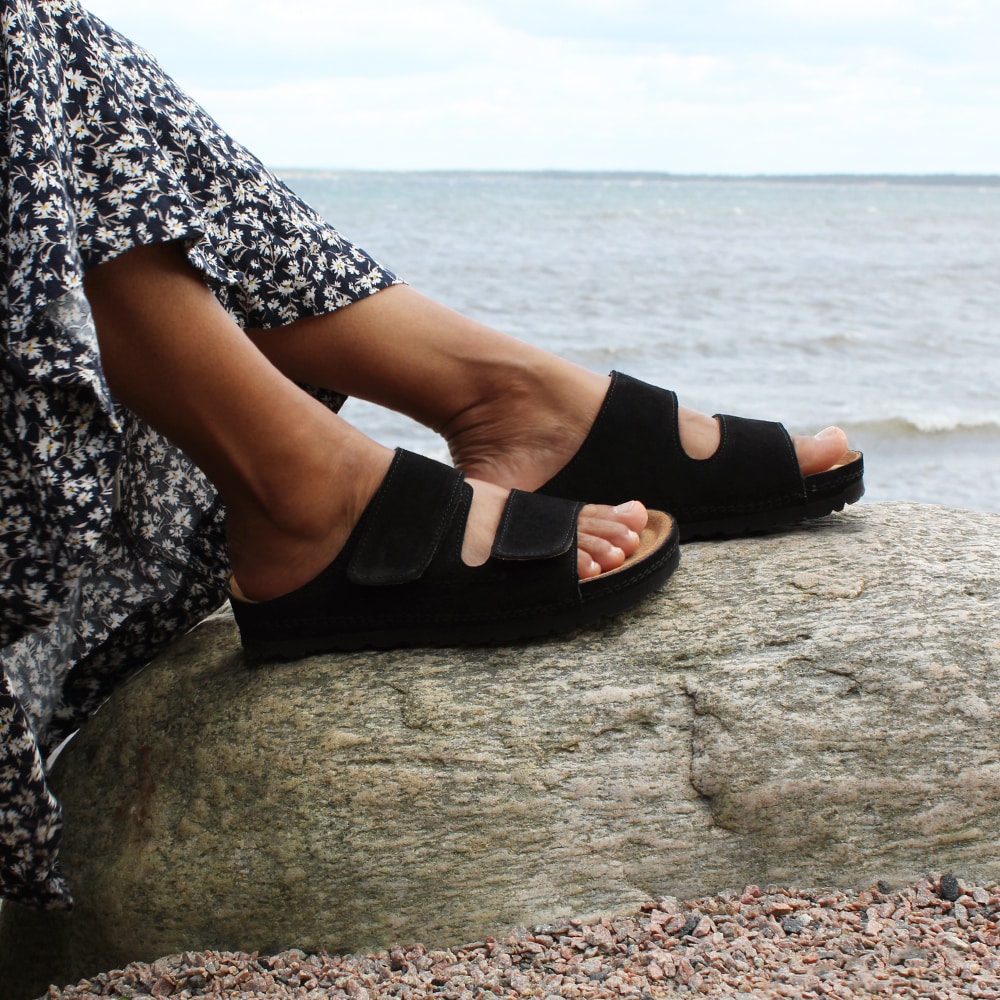 Minfot-Luma-sandaler-Kardborre-Mocka-Svart-slip-in-modell-helsvarta.jpg