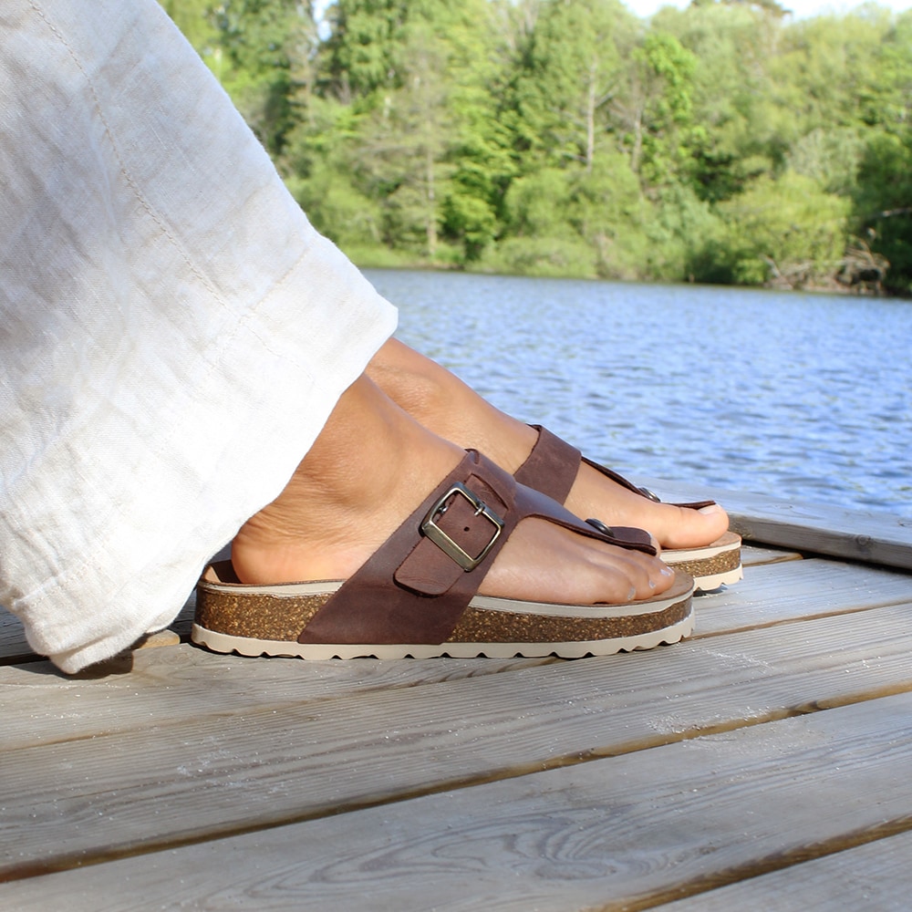 Minfot-Noa-Sommarsandaler-Tådelare-Läder-Primo-Soft-Mörkbrun-plattfot.jpg