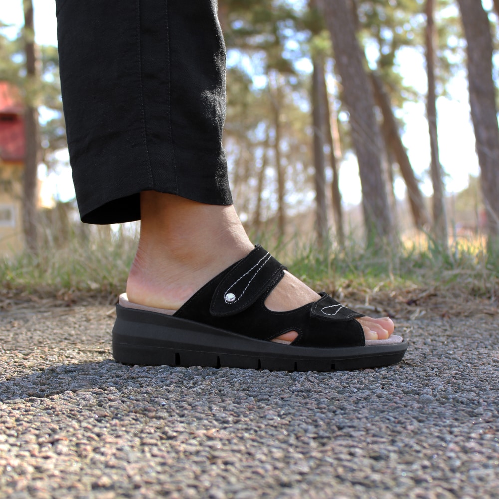 Minfot-Sandal-Komfort-Maira-Nubuck-Svart-kardborreremmar-justerbar-passform.jpg