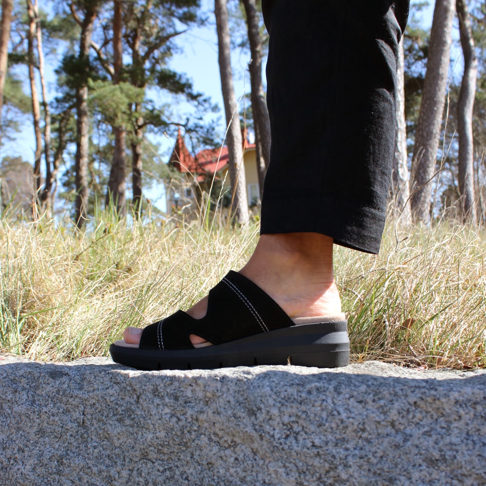 Minfot-Sandal-Komfort-Maira-Nubuck-Svart-mjuk-fotbädd-kilklack.jpg