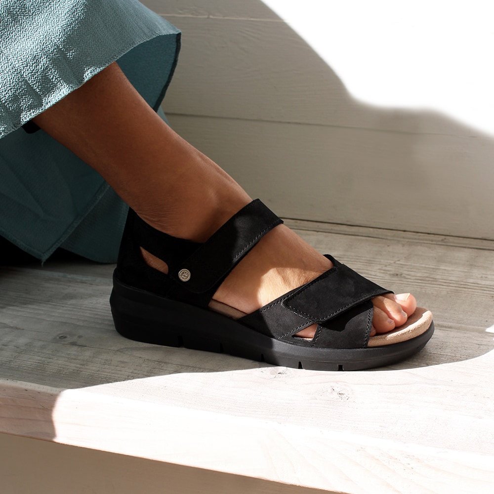 Minfot-Sandal-Komfort-Mia-med-Hälkappa-Nubuck-Svart-justerbara-kardborreremmar.jpg