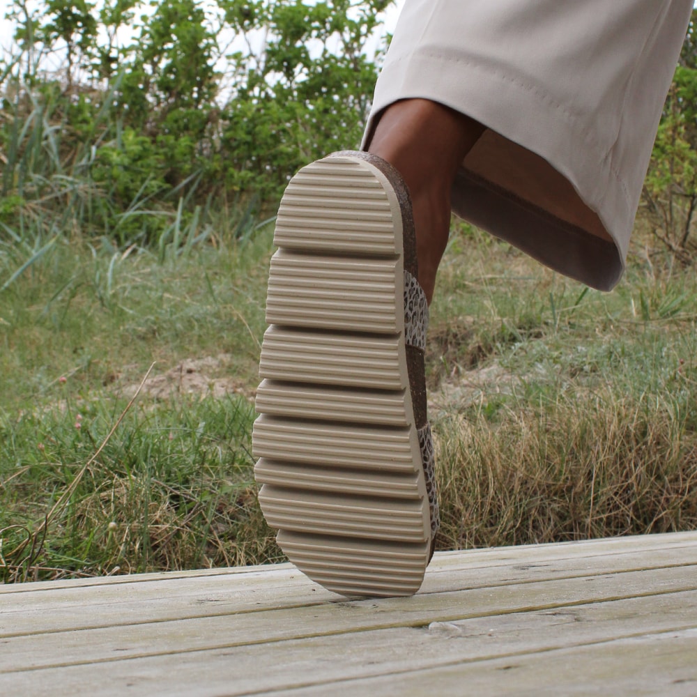 Minfot-Sandaler-Upstep-Lux-Leopard-Beige-reglerbara-remmar-skålad-häl.jpg