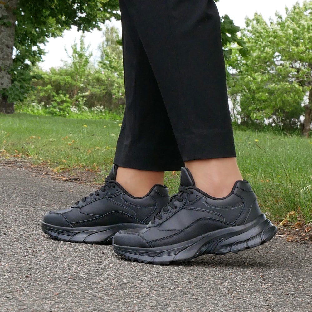 Minfot-Sneaker-Joy-Läder-Svart-mjukt-vadderad-hälkappa-plös.jpg