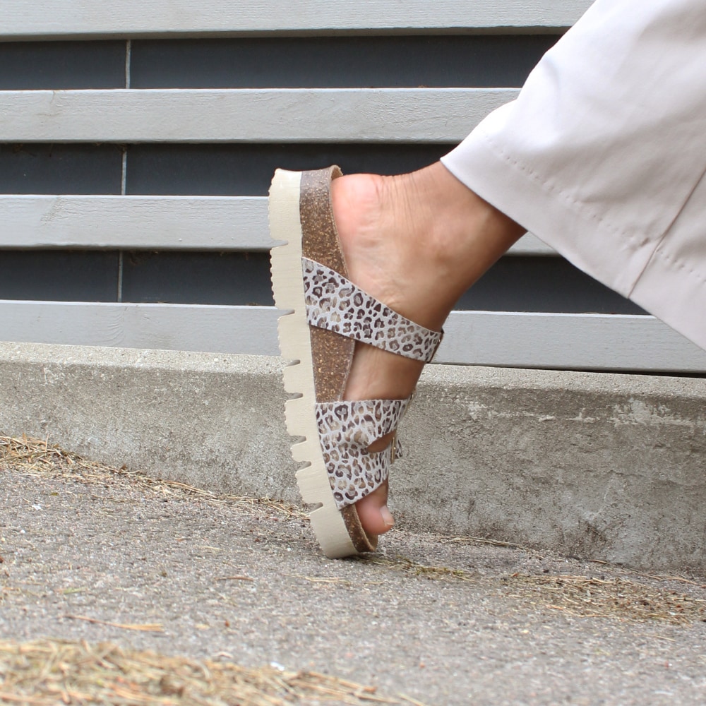Minfot-Sommarsandaler-Upstep-Lux-Leopard-Beige-plattfot-stötdämpning.jpg