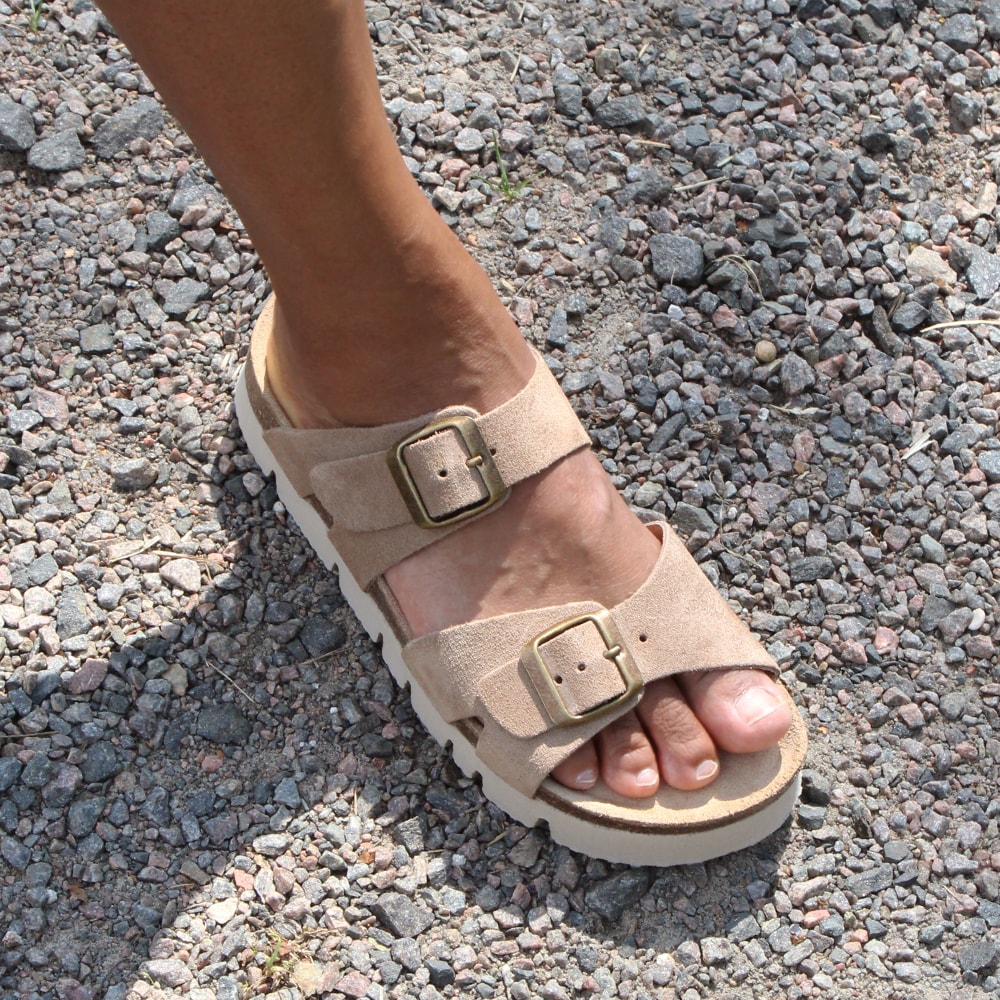 Minfot-sandaler-Upstep-Lill-Mockaklädd-Taupe-guldfärgade-spännen-justerbara.jpg