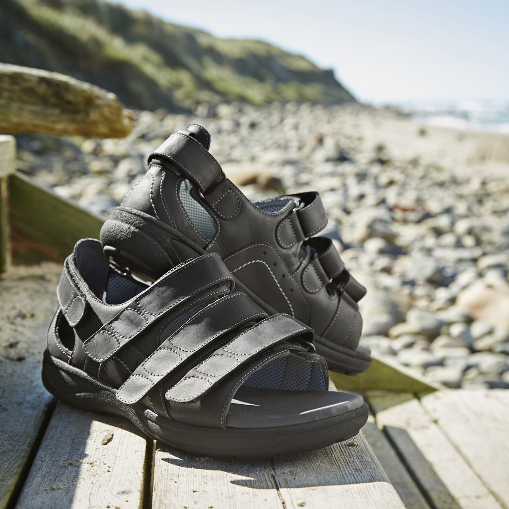 Newfeet-breda-stabila-sandaler-med-remmar-svart.jpg