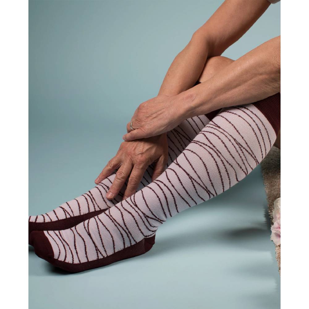 Stödstrumpor-supcare-waves-burgundy-pink-bred.jpg