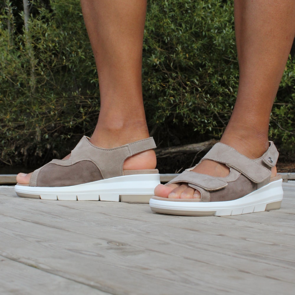bea-damsandaler-kardborreband-hälrem-stretch-mocka-beige.jpg