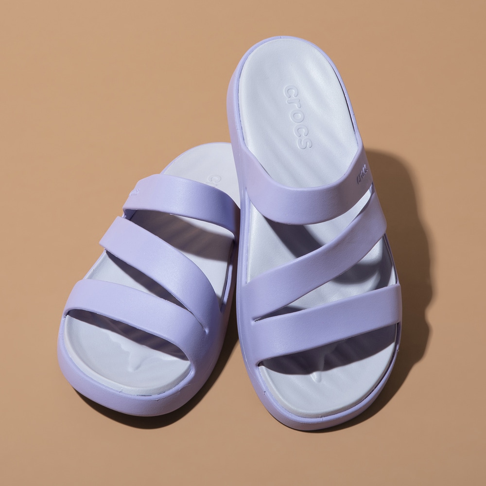 crocs-mjuka-sandaler-feel-free-getaway-purple.jpg