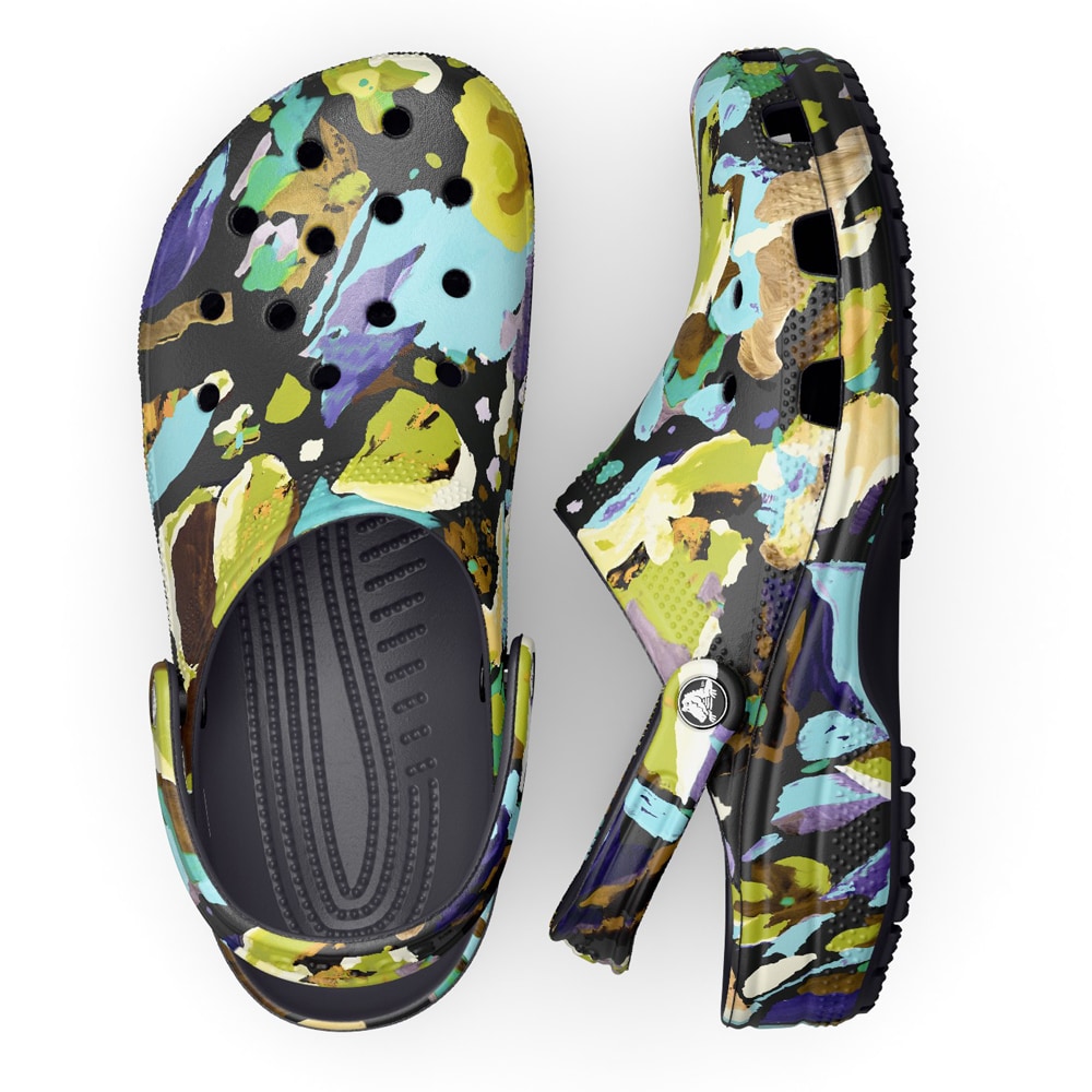 crocs-mönstrade-blommiga-foppatofflor-svart.jpg