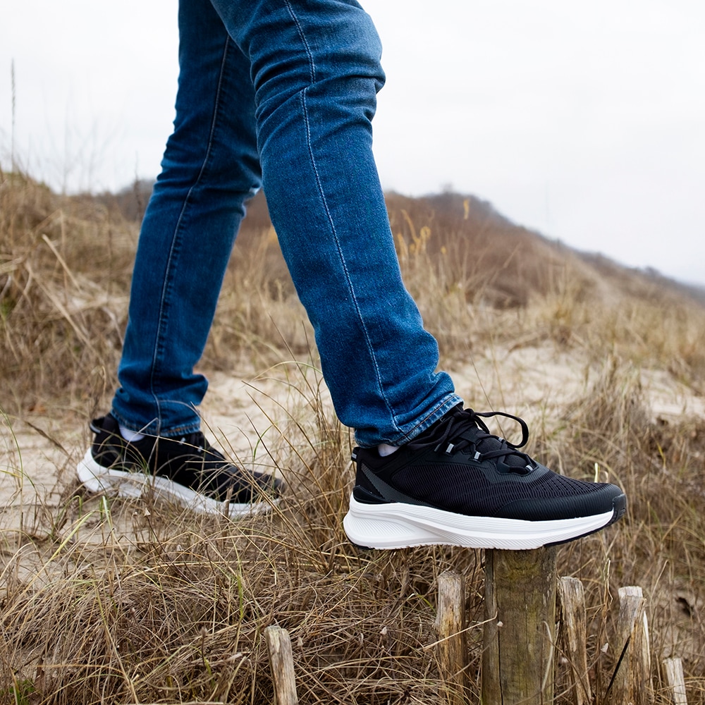 lätta-sneakers-till-herr-minfot-journey-svart-vit.jpg