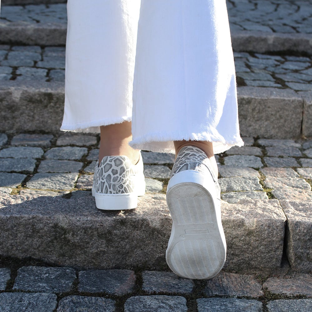minfot-comfort-leopard-vit-smidiga-sneakers.jpg