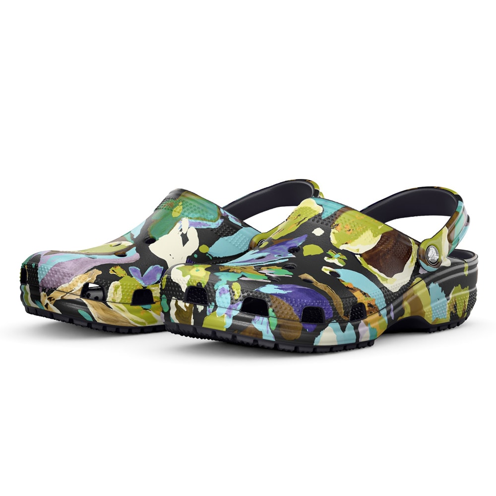 skor-breda-fötter-crocs-clogs-graphic.jpg