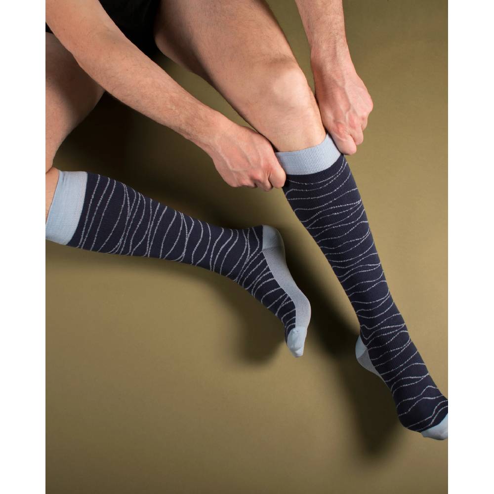 supcare-bred-stödstrumpa-navy-blue-wave.jpg