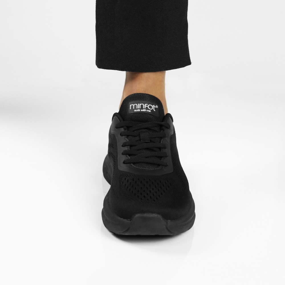 svarta-sneakers-i-tyg-minfot-enjoy.jpg