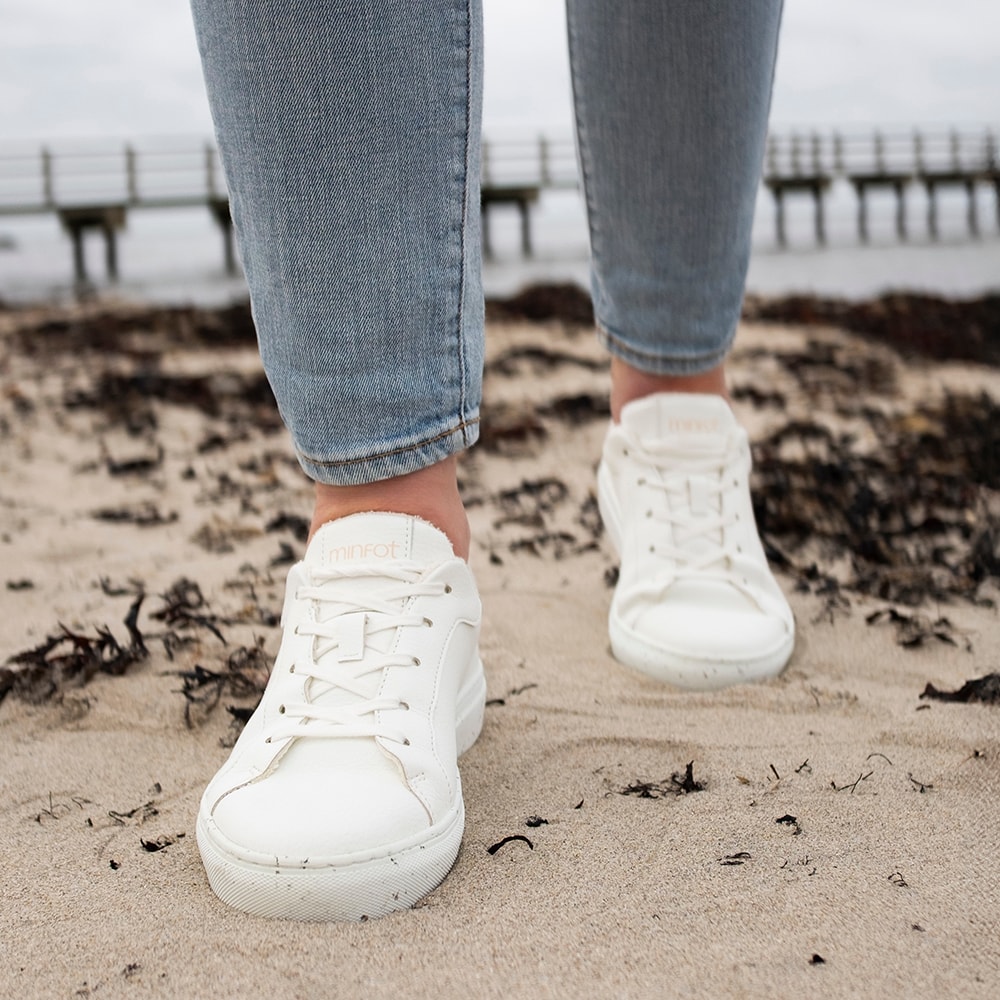 vita-sneakers-retrostil-minfot-båstad-återvunnet-material.jpg